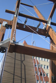 Waagenbalken-Klappbrücke aus Holz